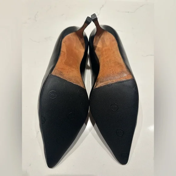 Manolo Blahnik Classic Black Leather Heels - size 9 / IT 39 - Picture 6 of 7
